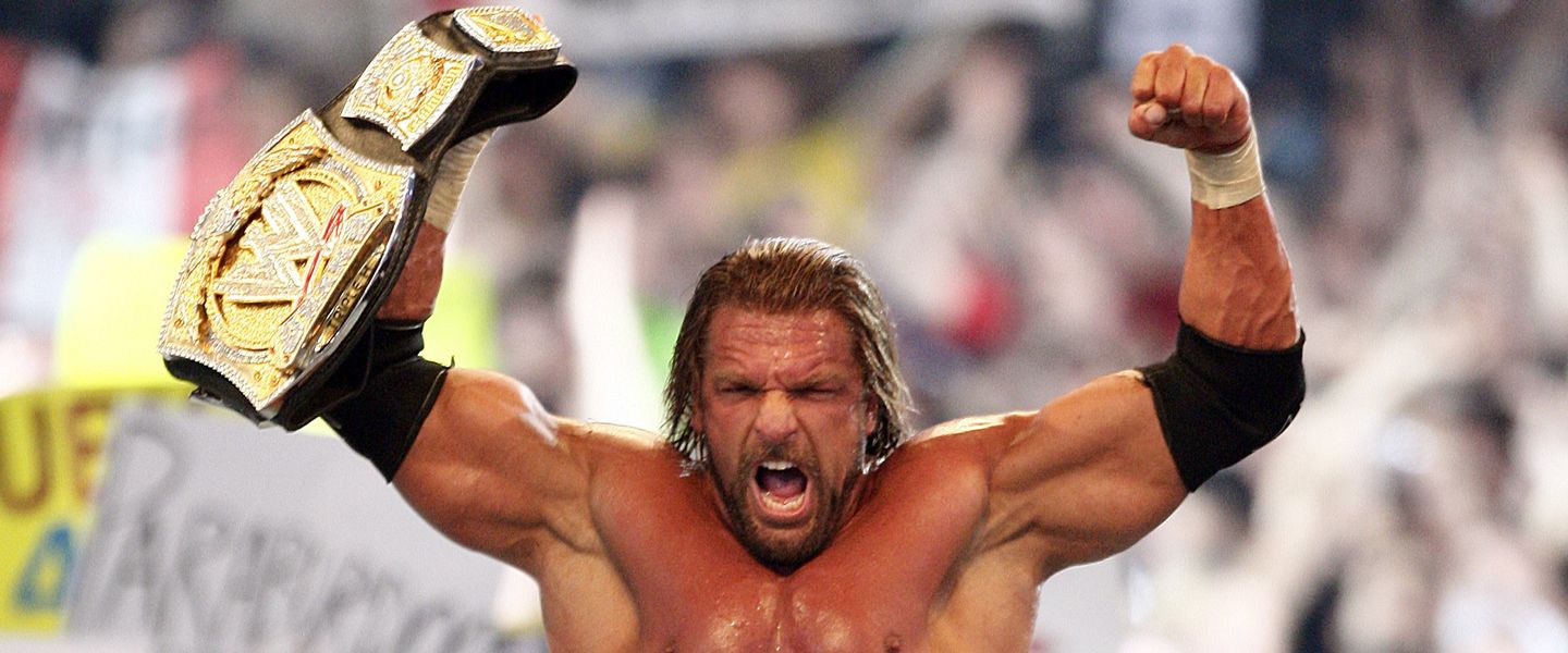 Triple H de la WWE premia a London Spitfire con un cinturón de campeón