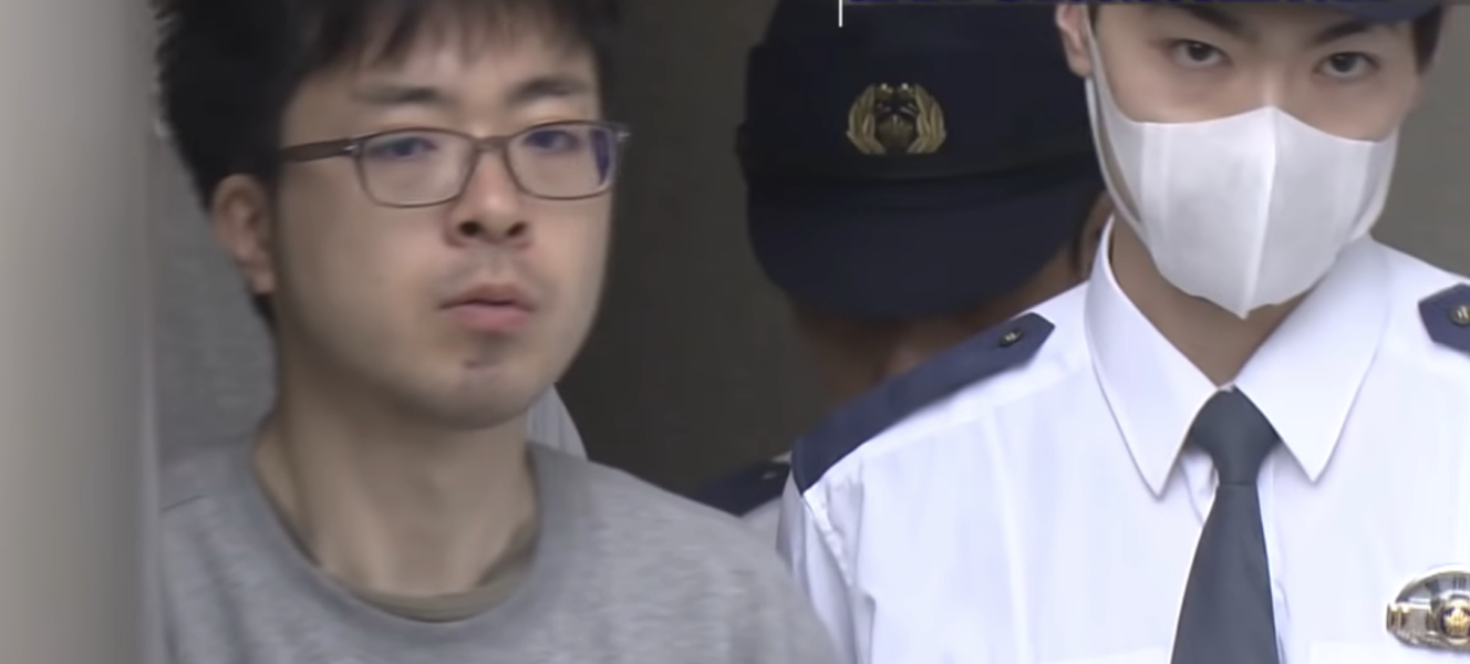 Inoui Tomoyuki tras ser detenido por la policía