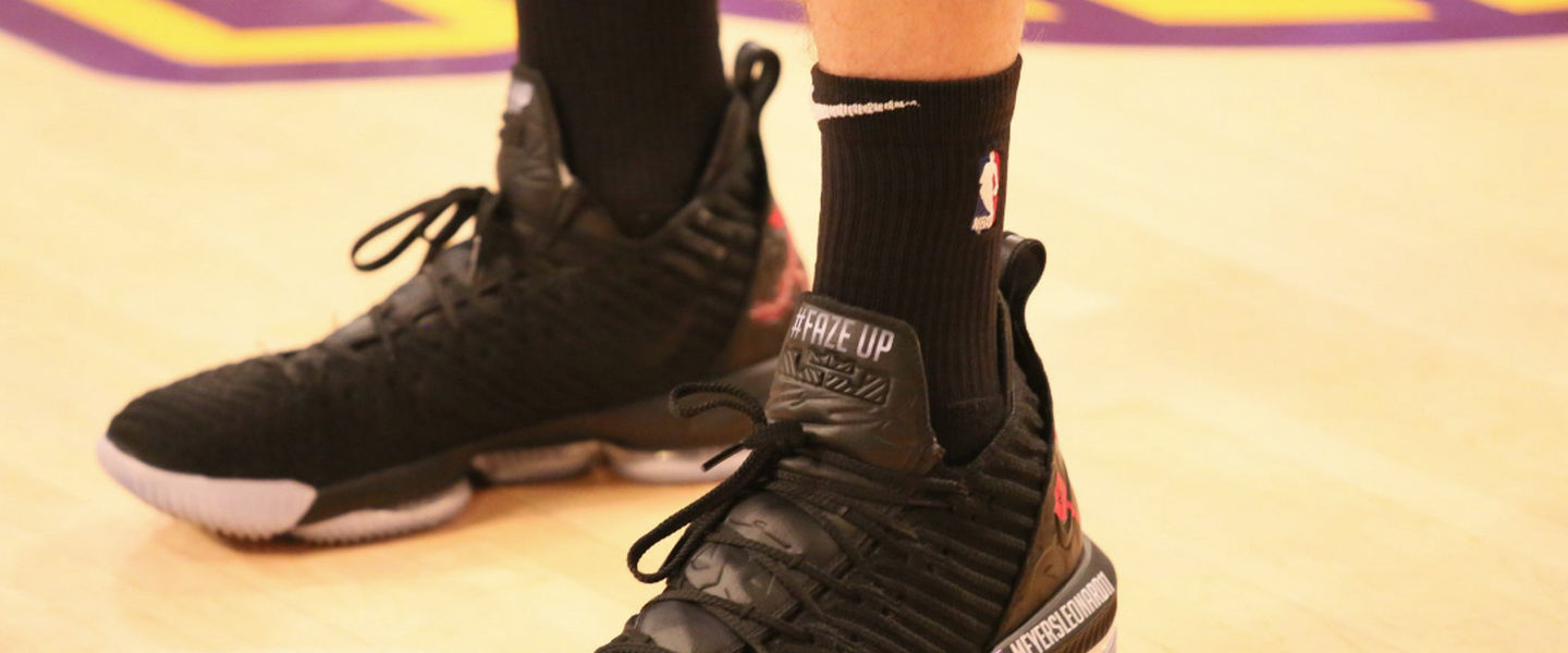 Zapatillas personalizadas de FaZe durante un partido de la NBA