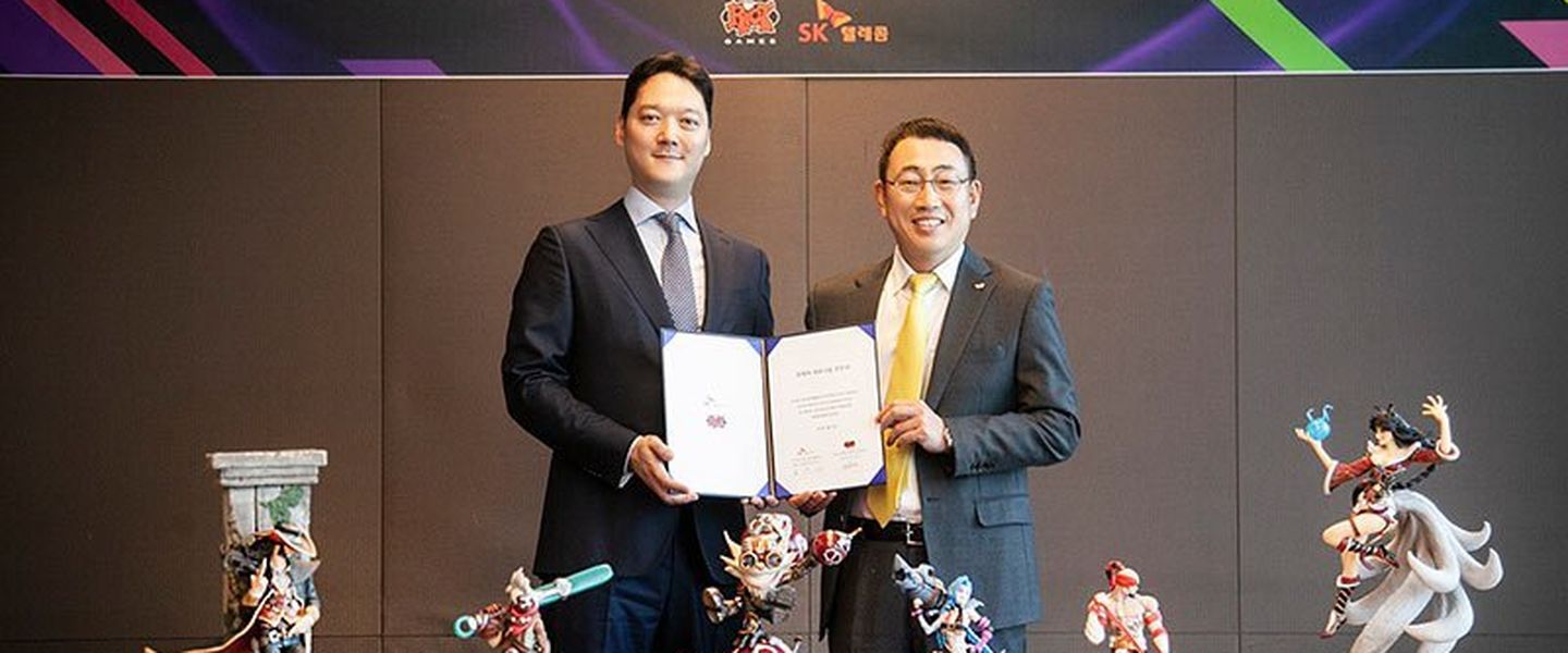Representantes de Riot y SK Telecom firmando el acuerdo