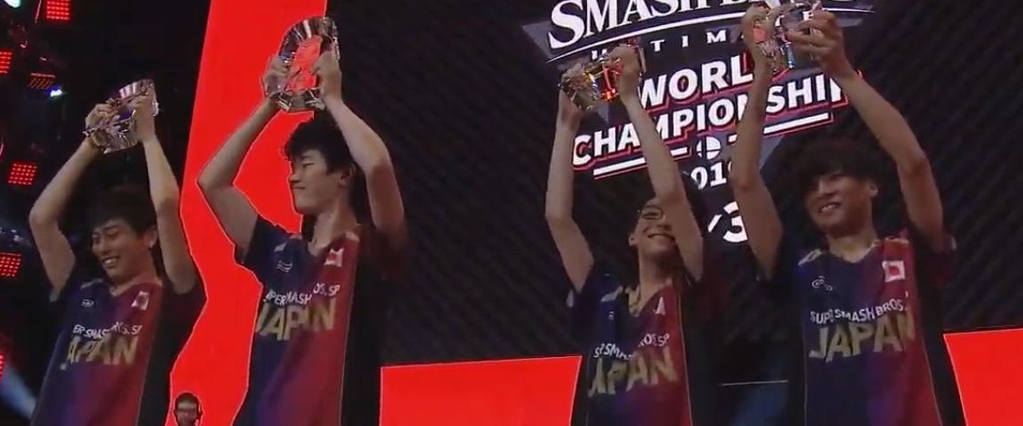 El combinado japonés levantando el trofeo