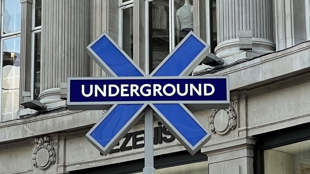 Sony viste el metro de Londres con los símbolos de PlayStation 5
