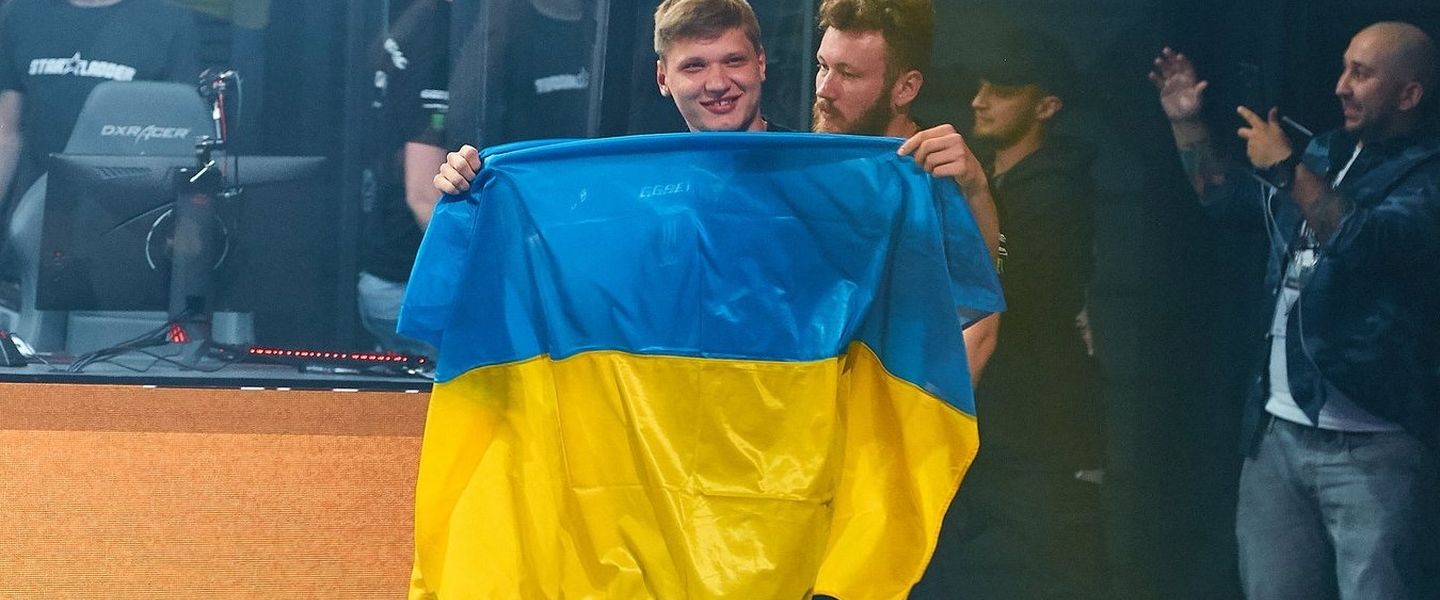 S1mple, el mejor jugador del mundo de CS:GO, con una bandera de Ucrania, su país natal