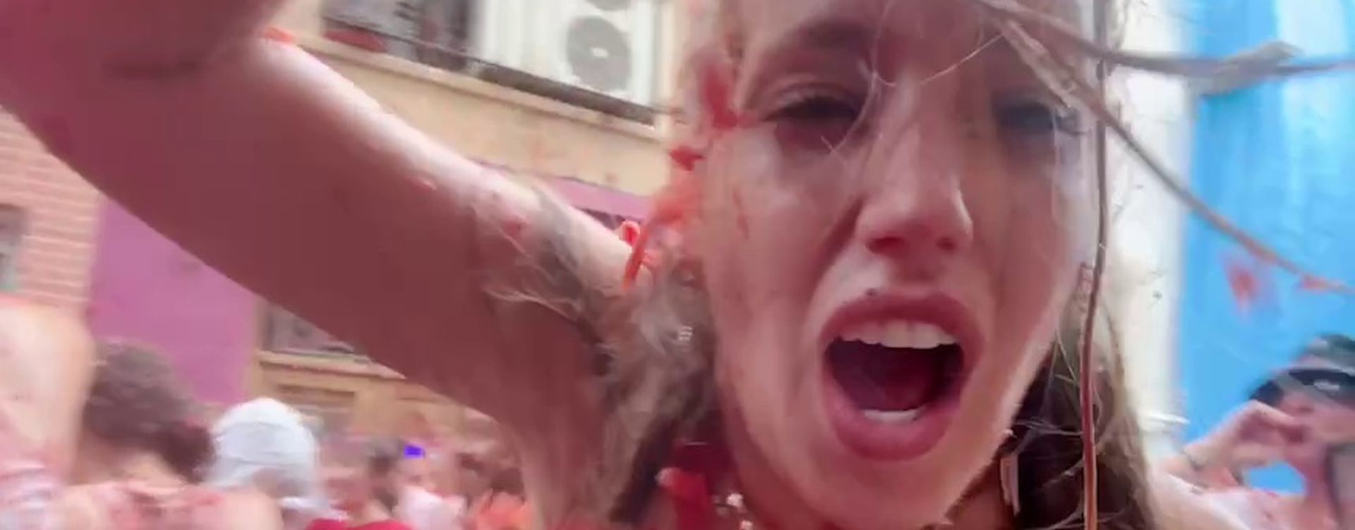 Vídeo | El tomatazo de Llunaclark en la Tomatina de Buñol - Movistar eSports