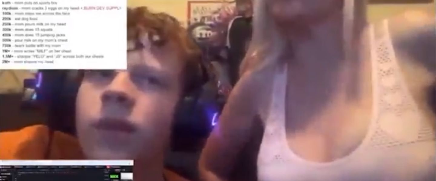 Un niño se hace "criptomillonario" mostrando los pechos de su madre en directo