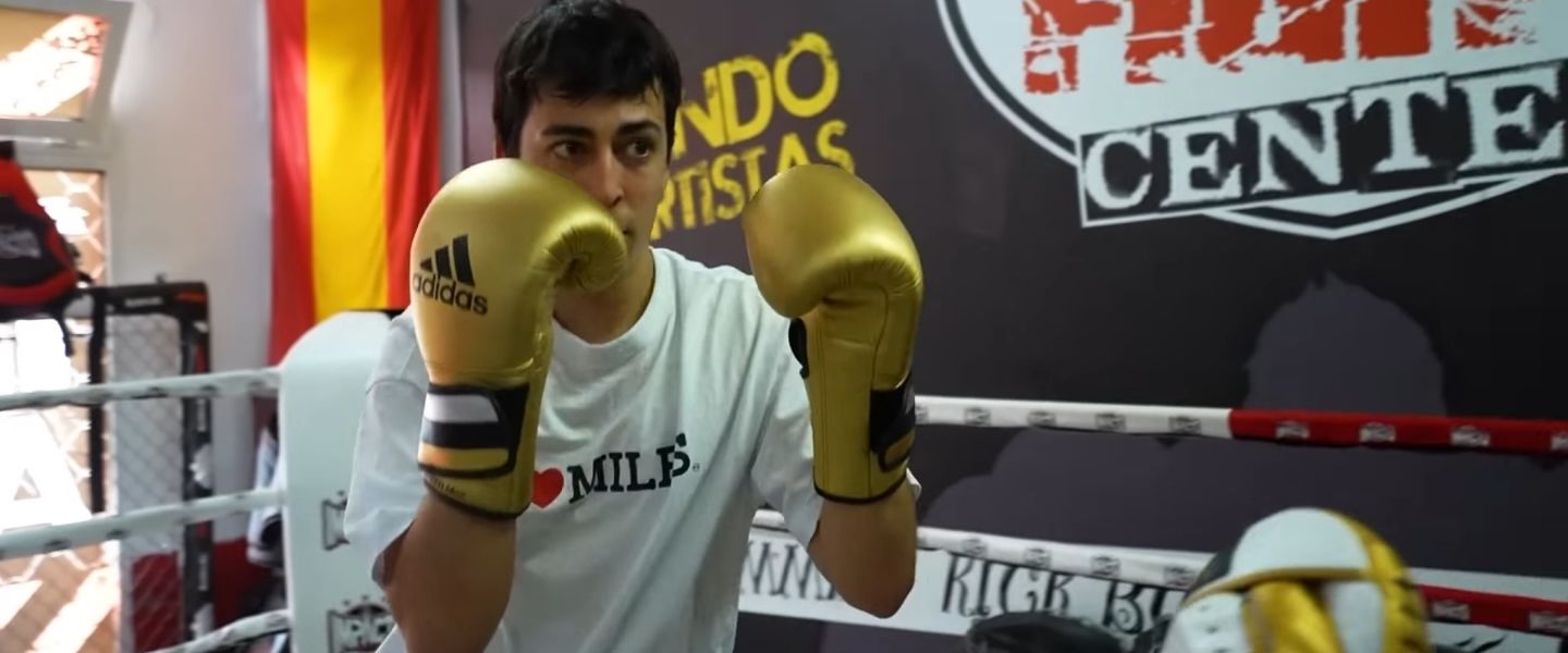 Nil Ojeda se enfunda los guantes de boxeo para crear contenido