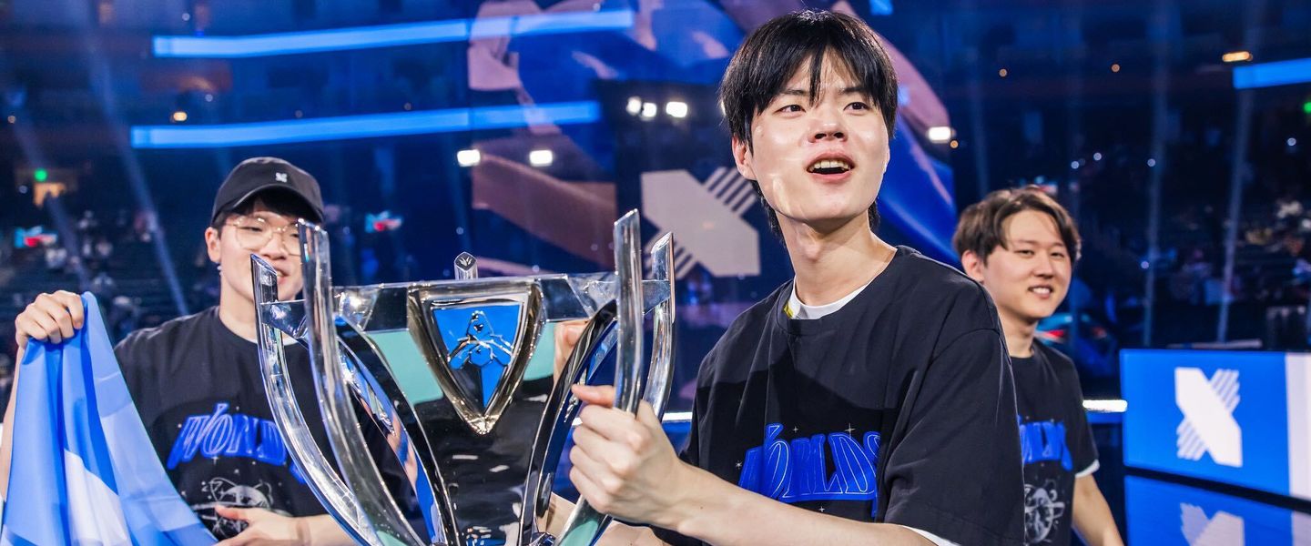 Deft, con el trofeo de Worlds 2022 en sus manos