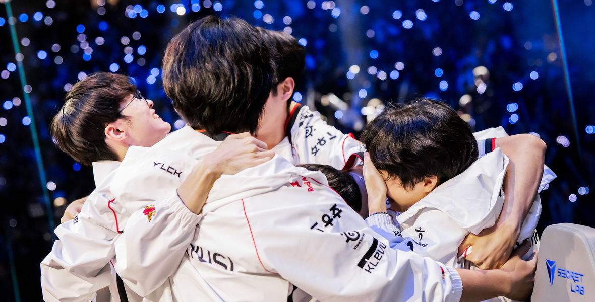 T1 y su emotivo abrazo tras derrotar por 3-2 a BLG en la gran final de Worlds 2024