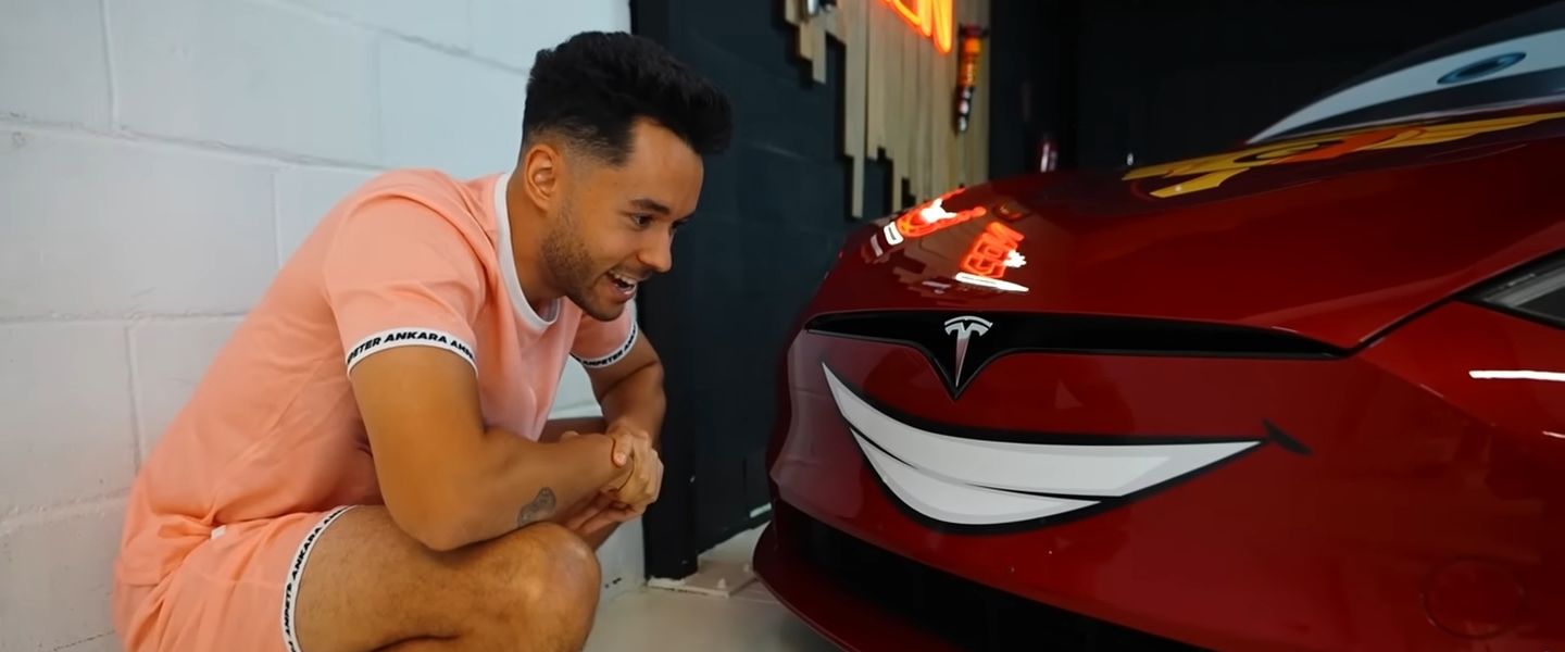 TheGrefg junto a su Tesla de Rayo McQueen